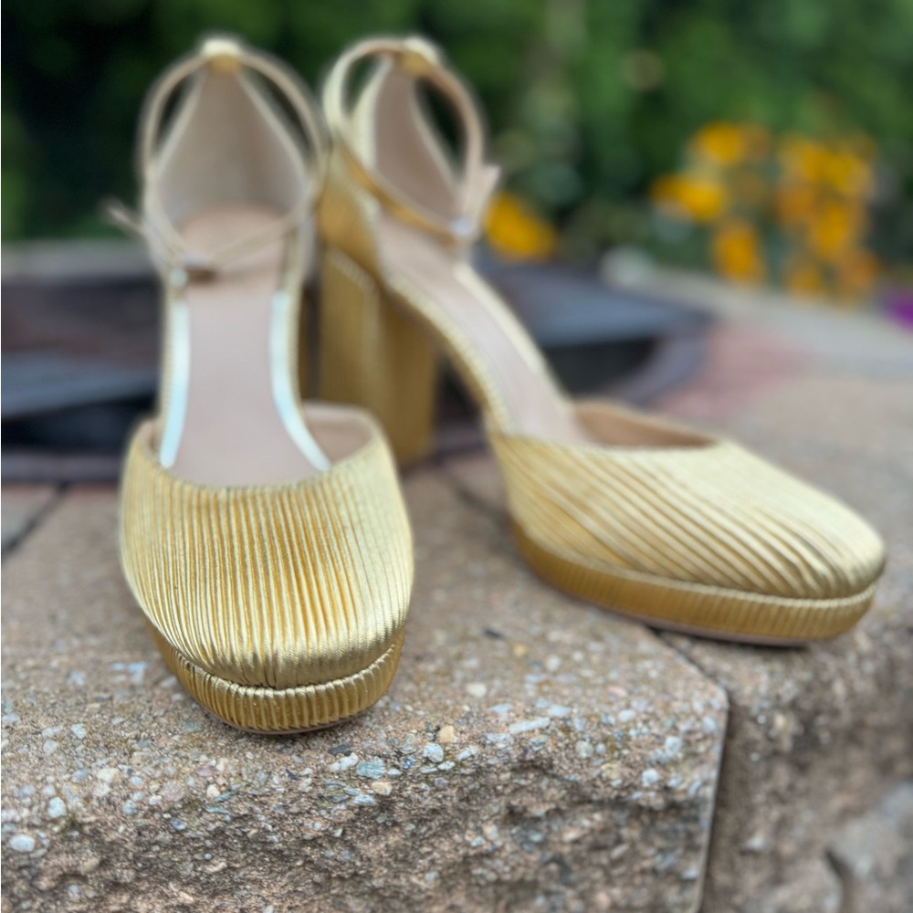 Jewel Badgley Mischka Gold Textured Heels